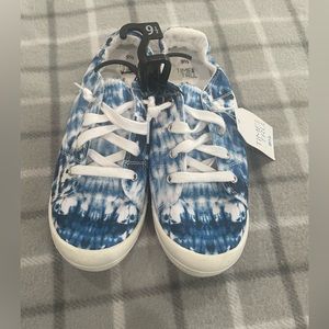 Wonder Nation Women’s Tie Die Shoe